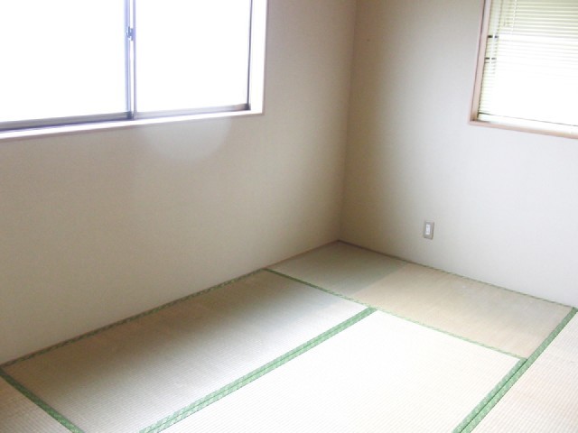 Other room space. Japanese-style room six tatami is wide. 
