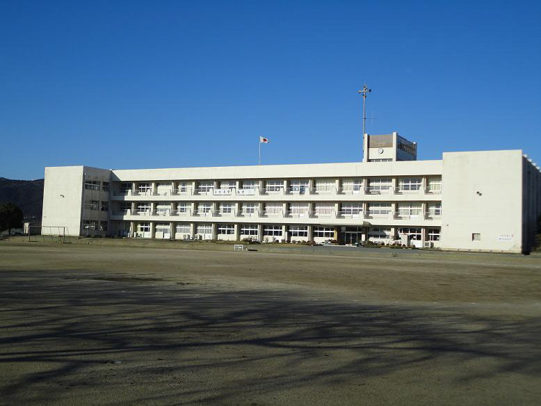 Junior high school. 430m to Miwa junior high school (junior high school)