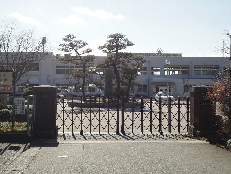 Junior high school. 375m to Miwa junior high school (junior high school)