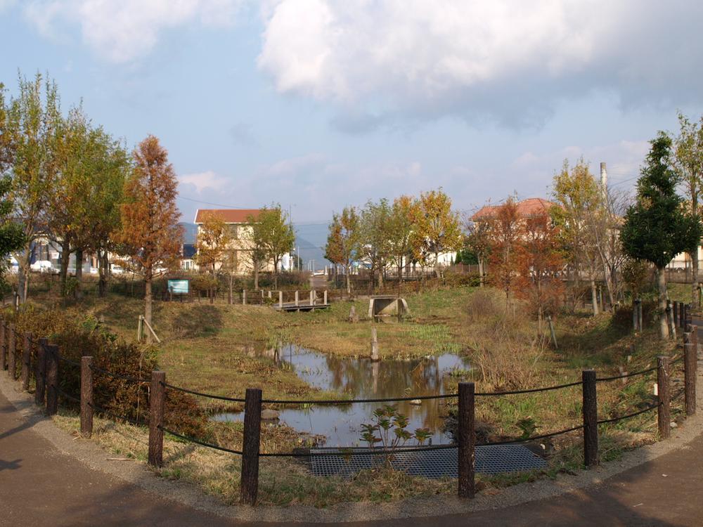 park. Biotope in the town in this waterside, Mai is butterflies and dragonflies, It will resound comfortably the twitter of waterfowl who gather to nuts