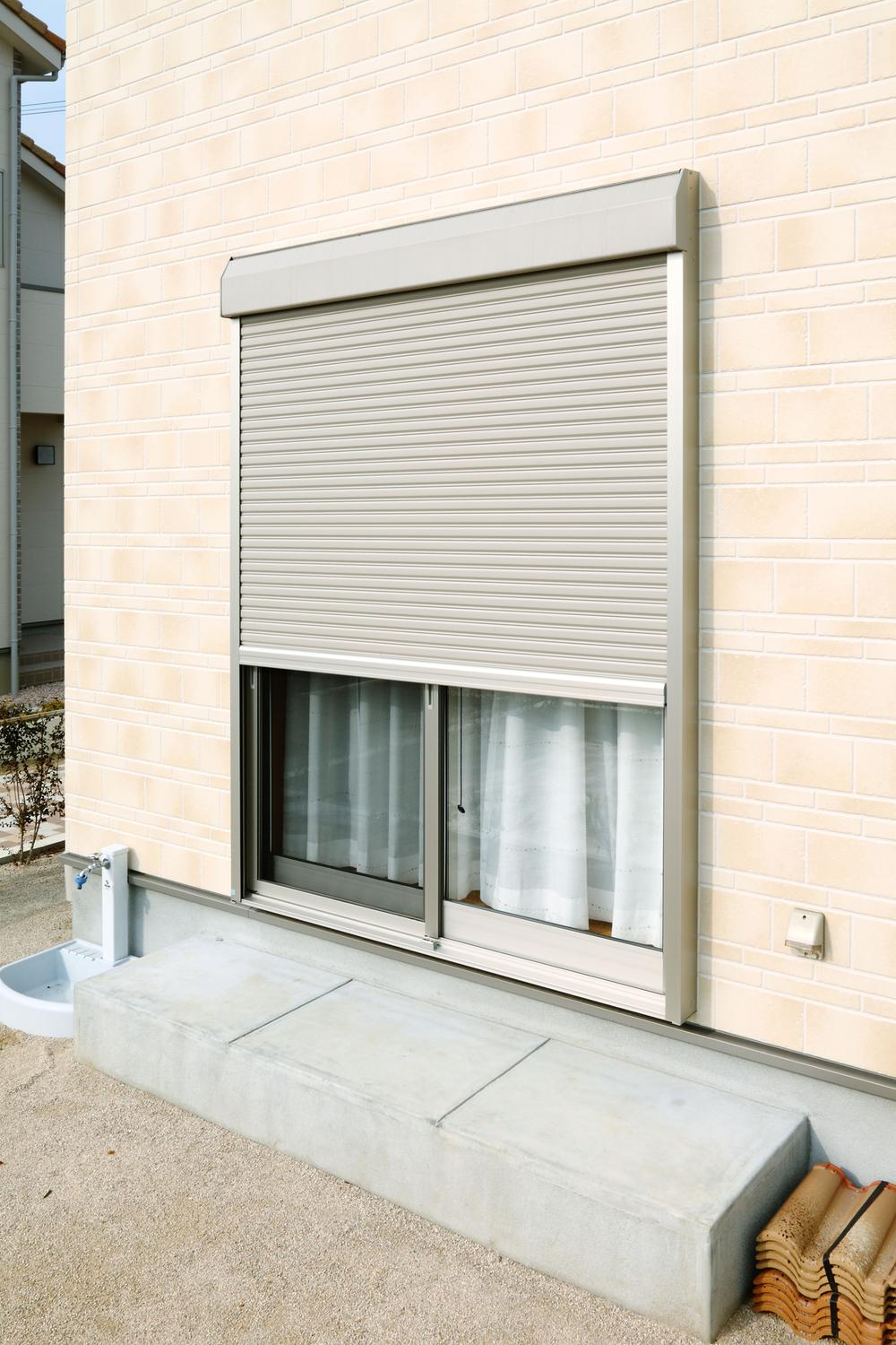 Security equipment. For crime prevention shutter is standard equipment in the windows of the first floor
