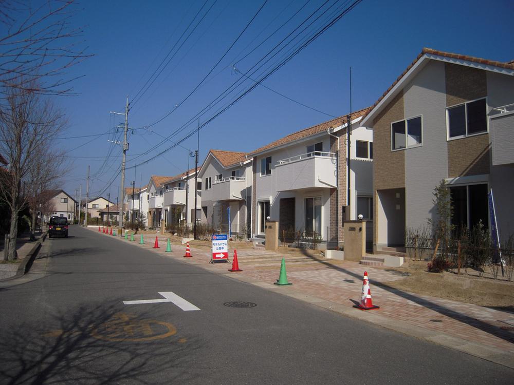 Local photos, including front road. Miwa Soleri 16th ready-built house. Part sale completed. (February 2013) Shooting.