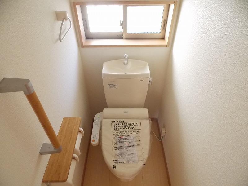Toilet. Also with window, Brightness ・ Ventilation are both good Of course Washlet ・ Heating toilet seat ・ Deodorization function is standard equipment (^_^) /