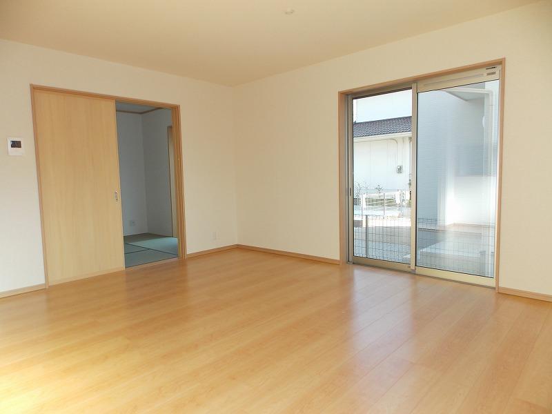 Same specifications photos (living). Living is It is adjacent to the Japanese-style room, It is living very certain of the feeling of freedom I (^_^) /