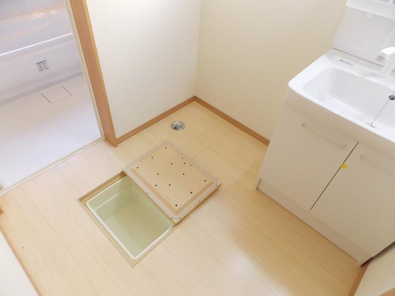Wash basin, toilet. Floor housed, Located in the kitchen and washroom Because the property is less certain quite two locations, I There is a scarcity value (^_^) /