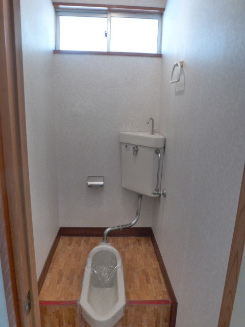 Toilet. It is a flush toilet