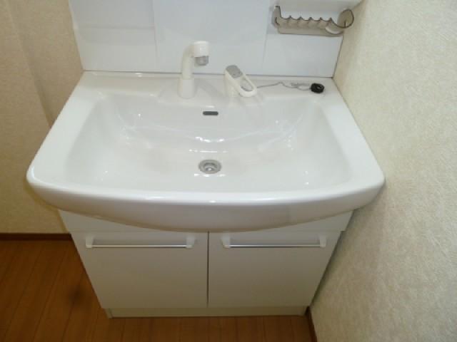 Wash basin, toilet. Wash basin