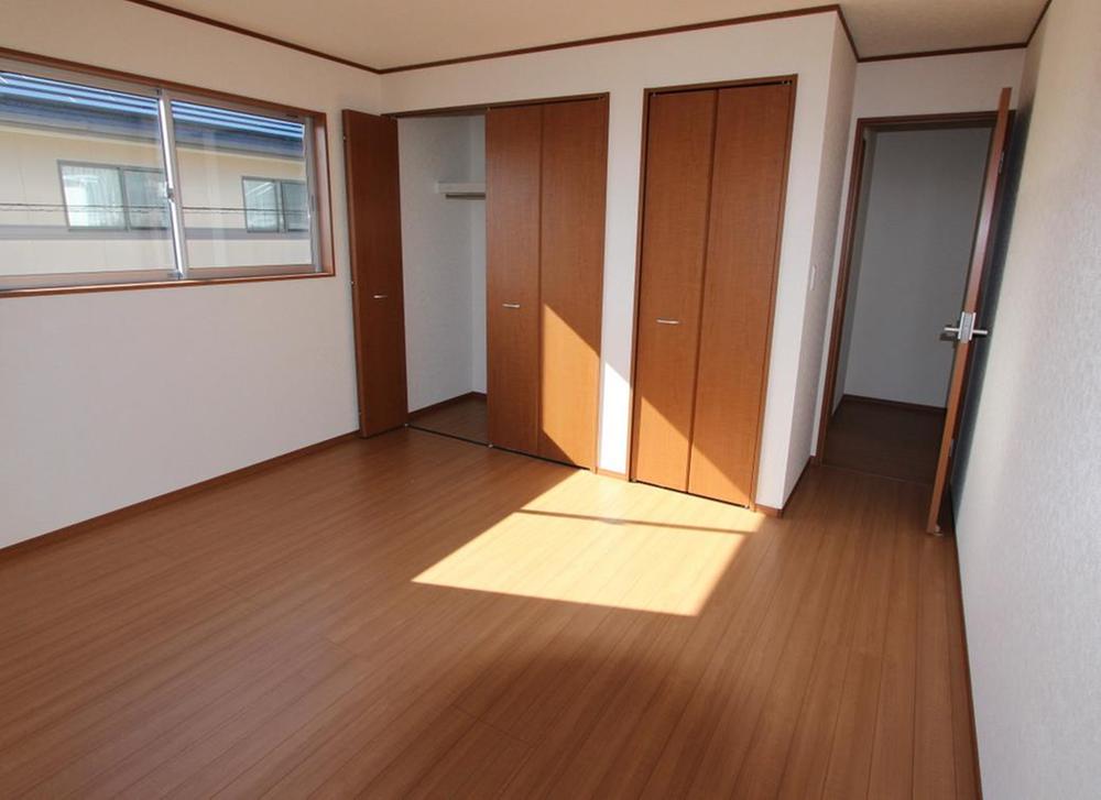 Non-living room. Storage enhancement ・ Bright Western-style
