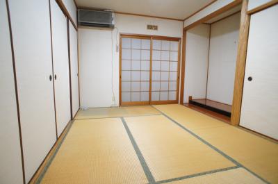Other room space. There is also a Japanese-style room