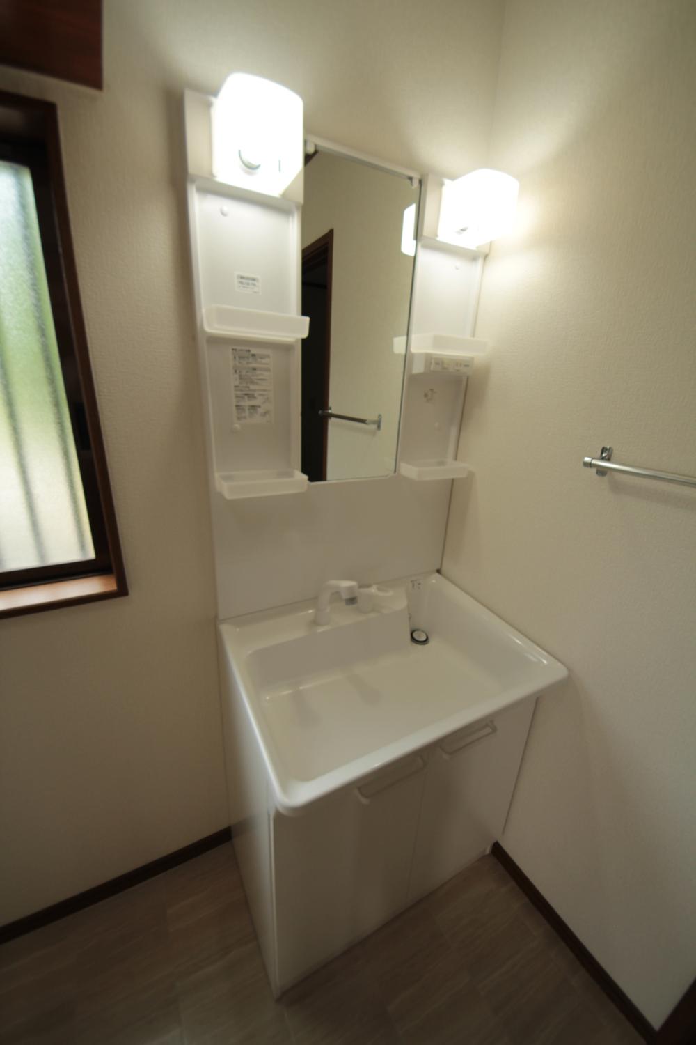 Wash basin, toilet