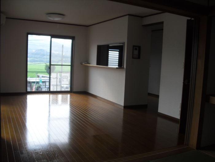 Living. Japanese-style room continued living with the face-to-face kitchen