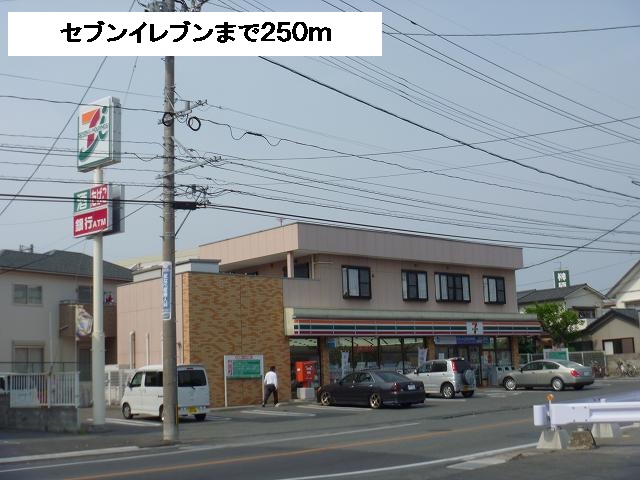 Convenience store. 250m to Seven-Eleven (convenience store)