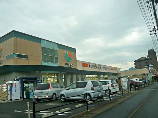 Supermarket. 250m until Marushoku (super)