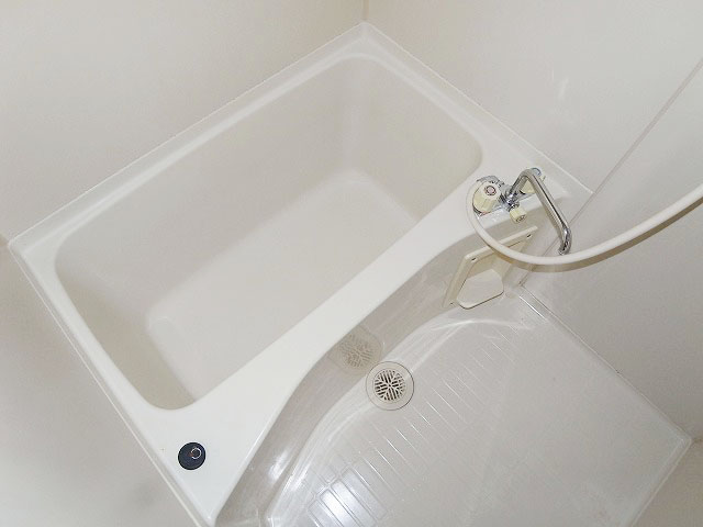 Bath. Wide bathtub! 