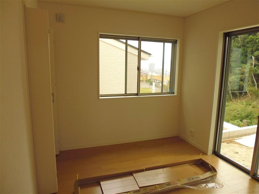 Non-living room. Brightness over have Japanese-style room (which is before the mat enters)