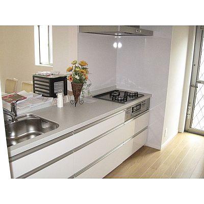 Kitchen. Easy-to-use 3-burner stove!