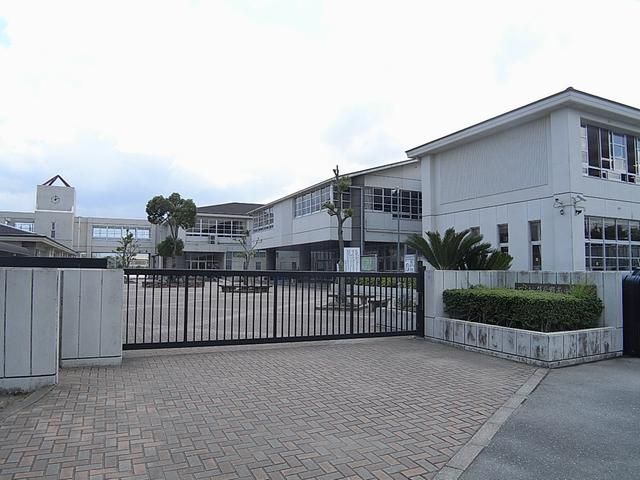 Junior high school. Municipal Chikushino to the south junior high school (junior high school) 510m