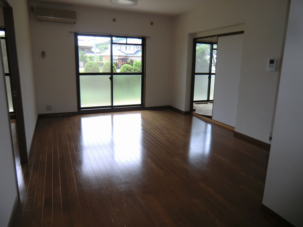 Living and room. Large living ※ It is a photograph of another in Room. 