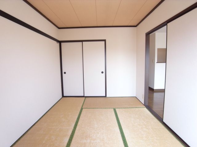 Living and room. It has been changed to Western-style.