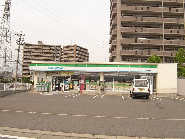Convenience store. 2100m to Family Mart (convenience store)