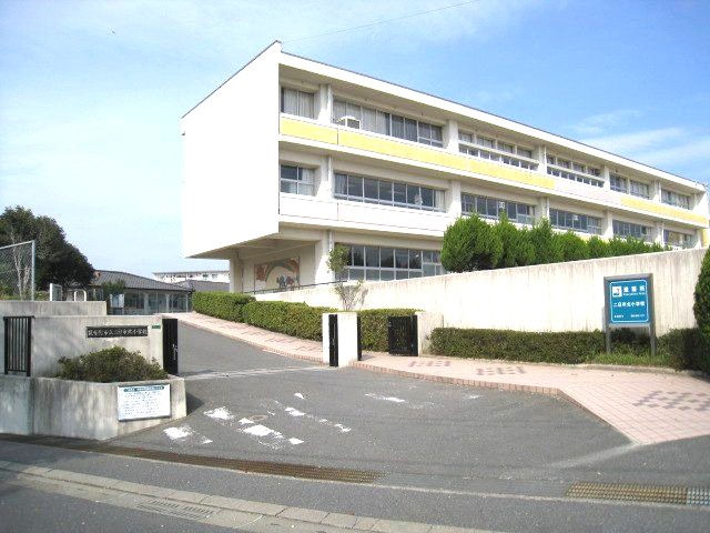 Primary school. Futsukaichikita up to elementary school (elementary school) 460m