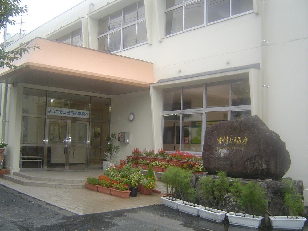 Primary school. Chikushino stand Futsukaichi to elementary school 998m
