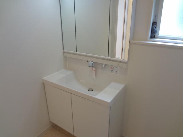 Wash basin, toilet. Basin of the three-sided mirror type of width 90 cm