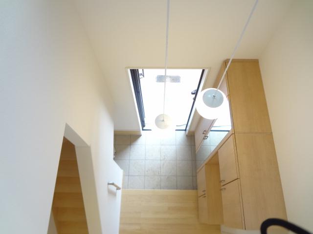 Entrance. Airy attractive atrium large entrance storage