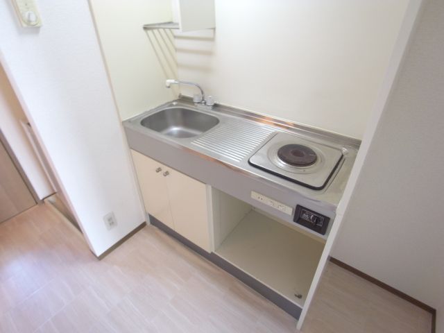 Kitchen. There chopping board space. 