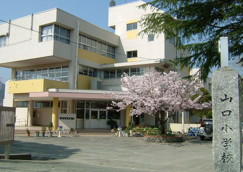 Primary school. Until the Yamaguchi Elementary School 2100m walk about 27 minutes