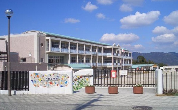 Primary school. 440m to Chikushino Tatsuten worship elementary school (elementary school)