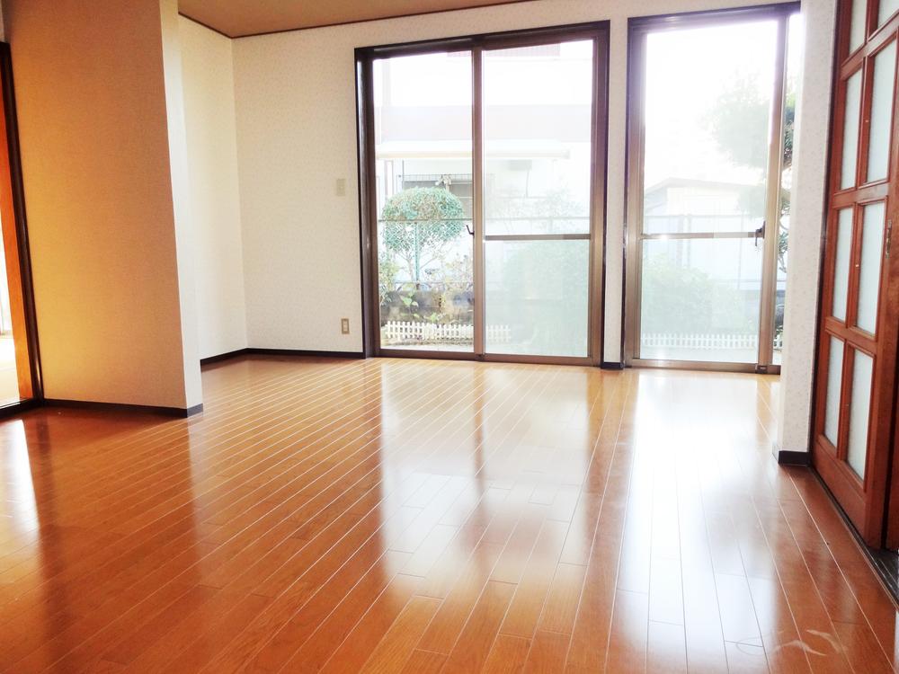 Living. Many window, There is a sense of open living