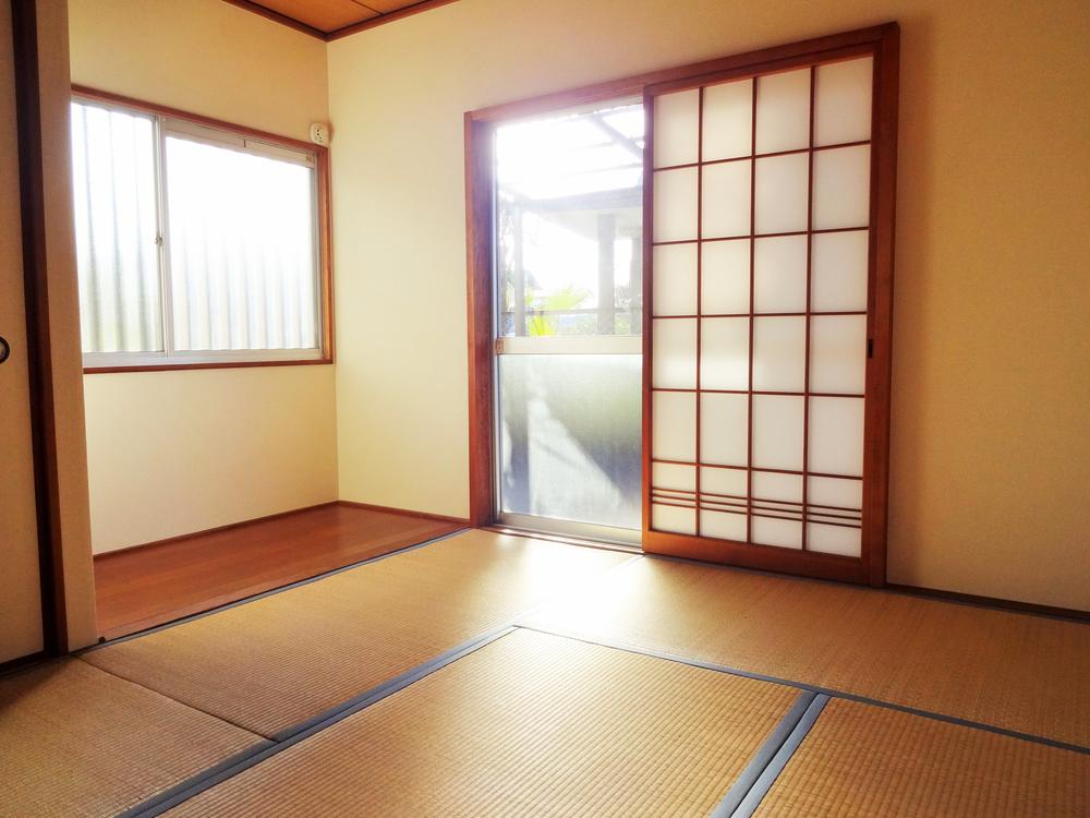 Non-living room. There is a window on three sides the first floor of a Japanese-style room, Day ・ It is good for both ventilation