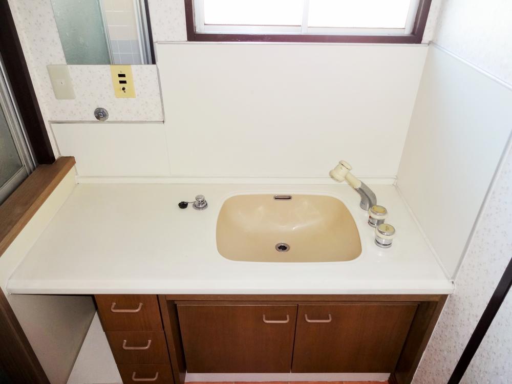 Wash basin, toilet. Wide wash basin