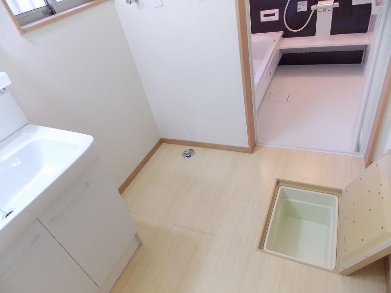 Wash basin, toilet. Floor housed, Located in the kitchen and washroom Because the property is less certain quite two locations, I There is a scarcity value (^_^) /