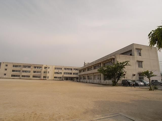 Primary school. Municipal Futsukaichi 1100m east to elementary school (elementary school)