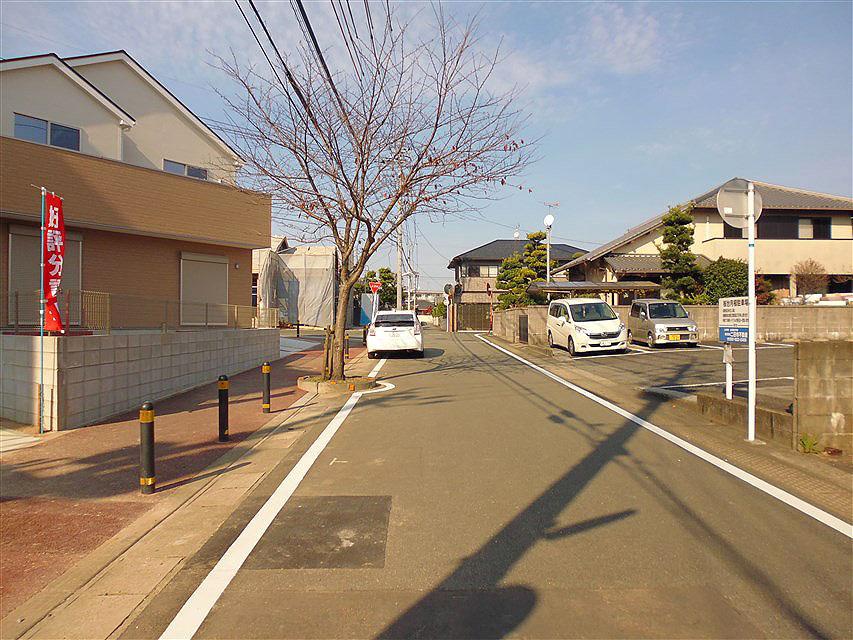 Local photos, including front road. Front road (width 8.52m)