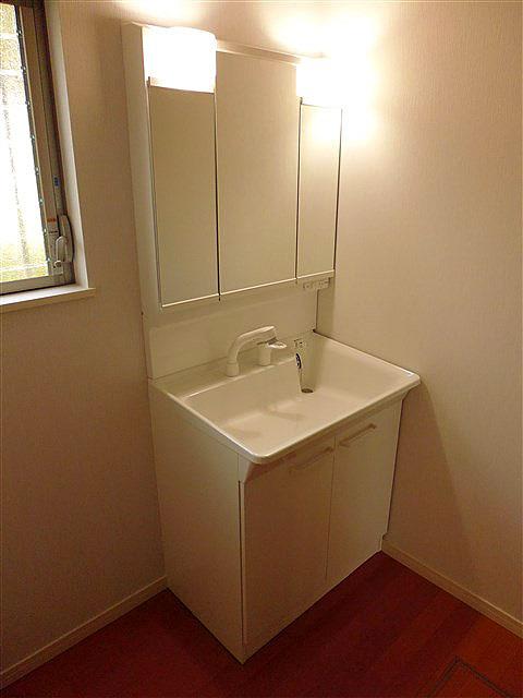 Wash basin, toilet. Washbasin with shower