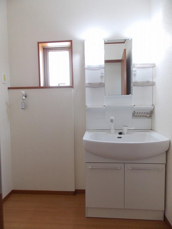 Wash basin, toilet. A wash basin and washing machine efficiently placed, It wasted no build (^^) / ~~~