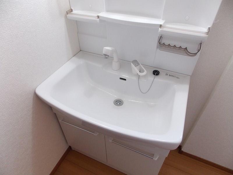 Wash basin, toilet. Spacious wash basin with shower faucet (^_^) / Since the wider washstand, (^_^) It can be used with confidence in a weak little children to wash the face /