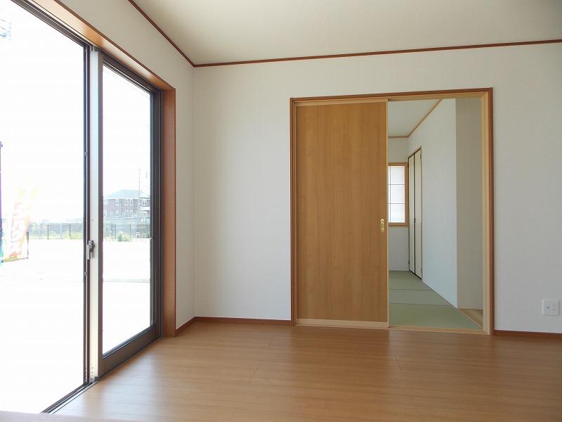 Same specifications photos (living). LDK and the Japanese-style room is Tsuzukiai (^. ^) / ~~~ The living space of calm and close the partition door, Open and widely is transformed into open space (^_^) /