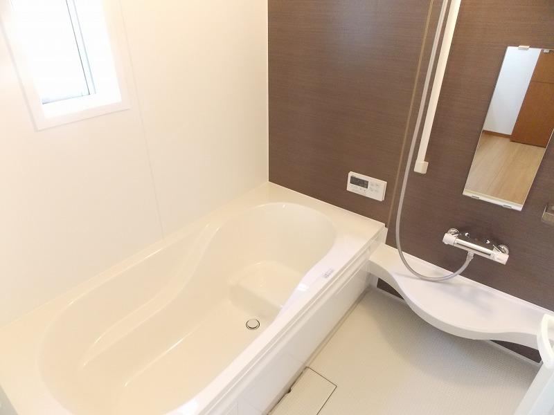 Same specifications photo (bathroom). 'm Bath spacious type firmly can stretch the legs (^^) / ~~~ Let's heal slowly tired body of the day (^_^) /