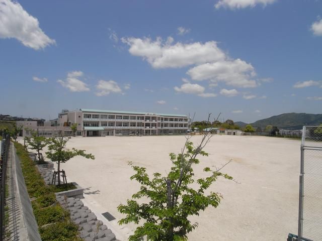 Primary school. Municipal Tenhai up to elementary school (elementary school) 1100m