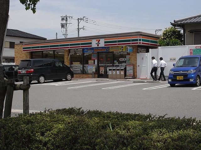 Convenience store. 770m to Seven-Eleven (convenience store)