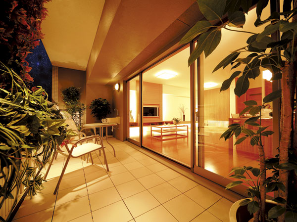 balcony ・ terrace ・ Private garden.  [Balcony light to produce a night] It was installed lighting that you spend in the balcony spread. It will produce a stylish moments of the night.
