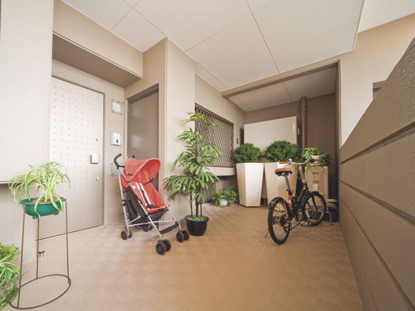 Other.  [Close to the sense of security entrance before cycle port] To the front door of each dwelling unit has secured a space that put the bicycle and stroller. Since it is your home doorstep, You can keep in peace precious bicycle.