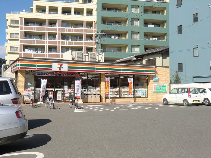 Convenience store. 700m to Seven-Eleven (convenience store)