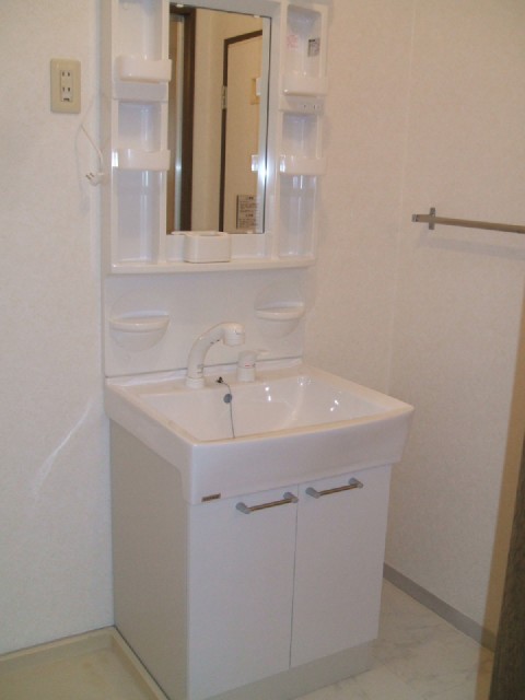 Other room space. Independent wash basin