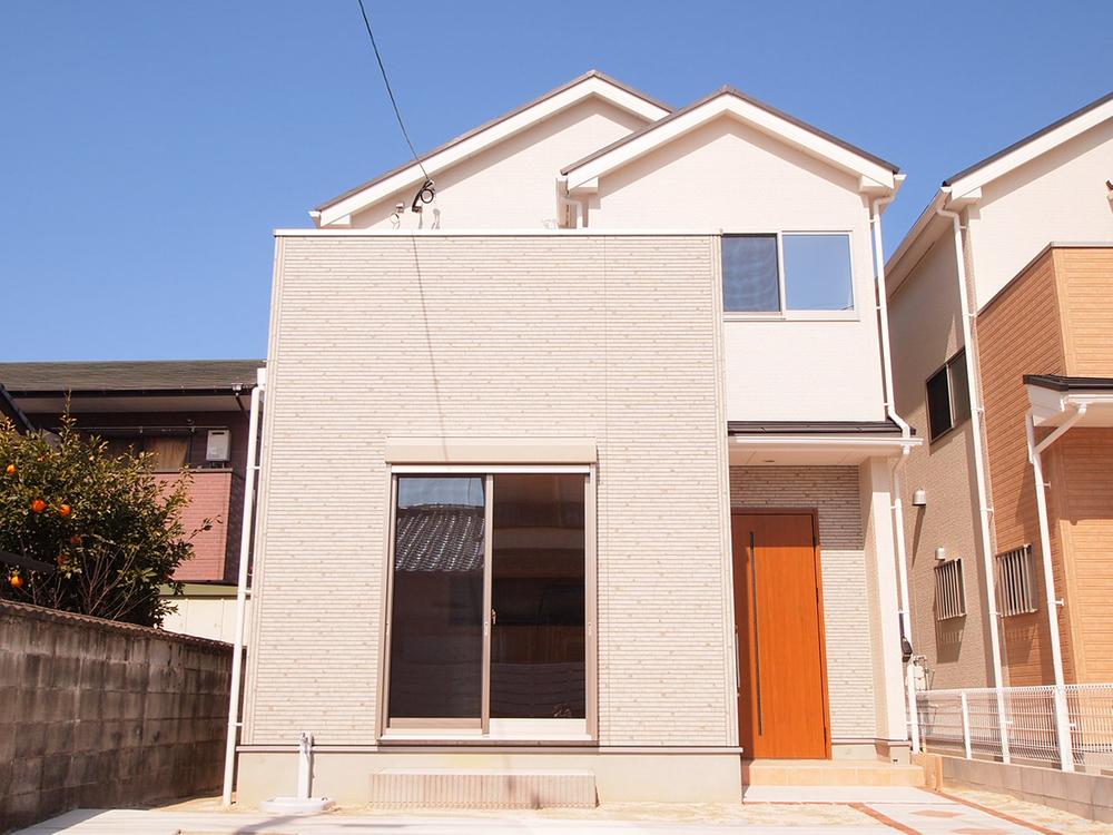 Local appearance photo. The outer wall fire protection ・ Dairaito specification with excellent durability, Siding stain-resistant fluorine processing!
