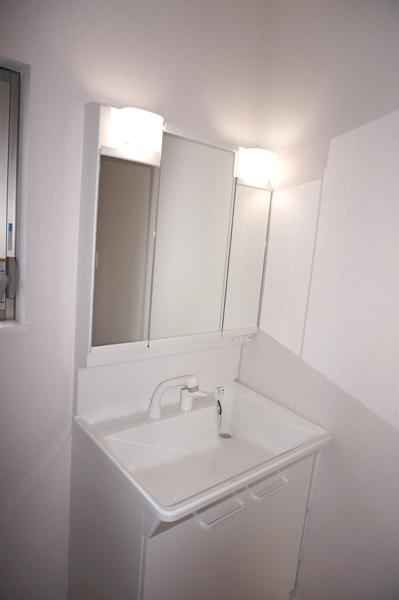 Wash basin, toilet. Indoor (11 May 2013) Shooting